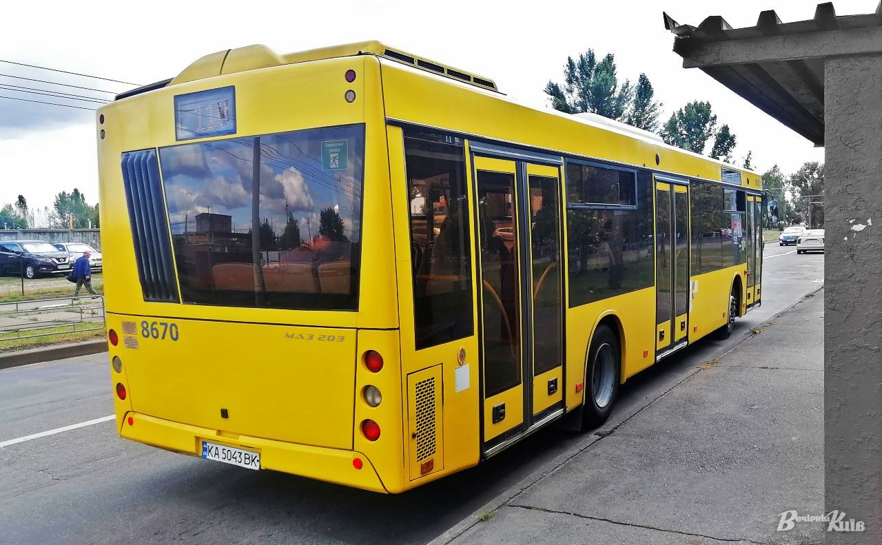 Автобус у середмісті Києва. Ілюстративне фото: Наталія Слінкіна