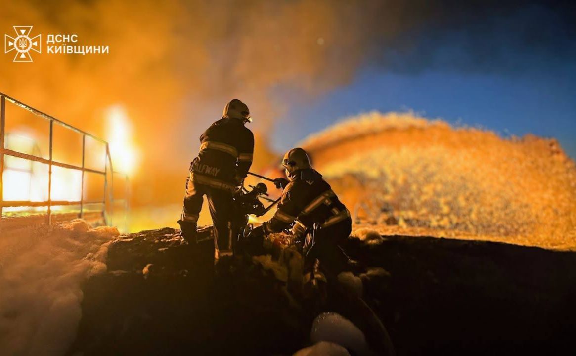 Рятувальники на місці атаки рф. Фото: ДСНС Київщини