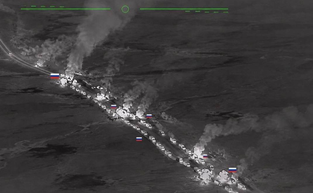 Нічна дорога з враженими російськими вантажівками. Фото: Генштаб