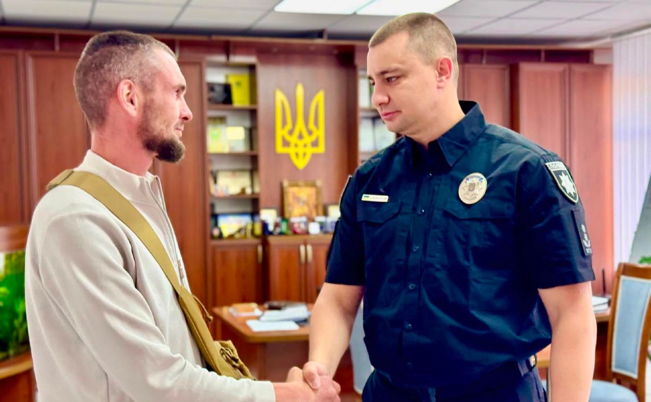 Чоловіка нагородили. Фото: ГУ НПУ у Київській Області