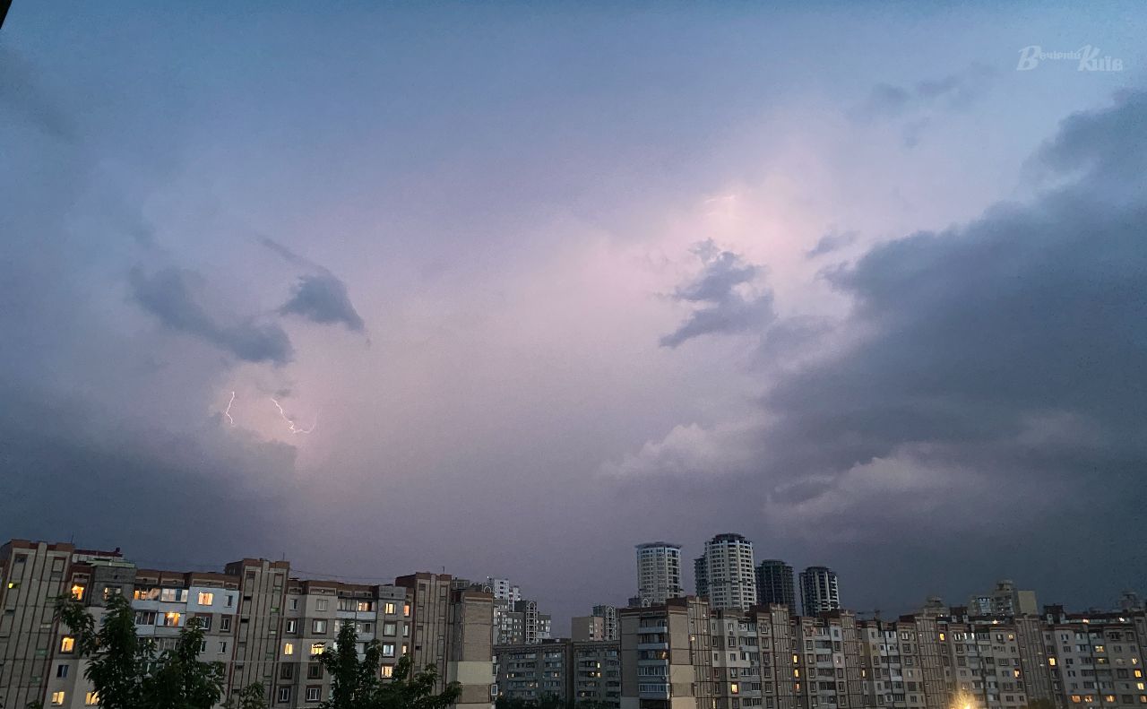 Грозова активність розпочнеться найближчими двома годинами. Фото: Олександр Галух