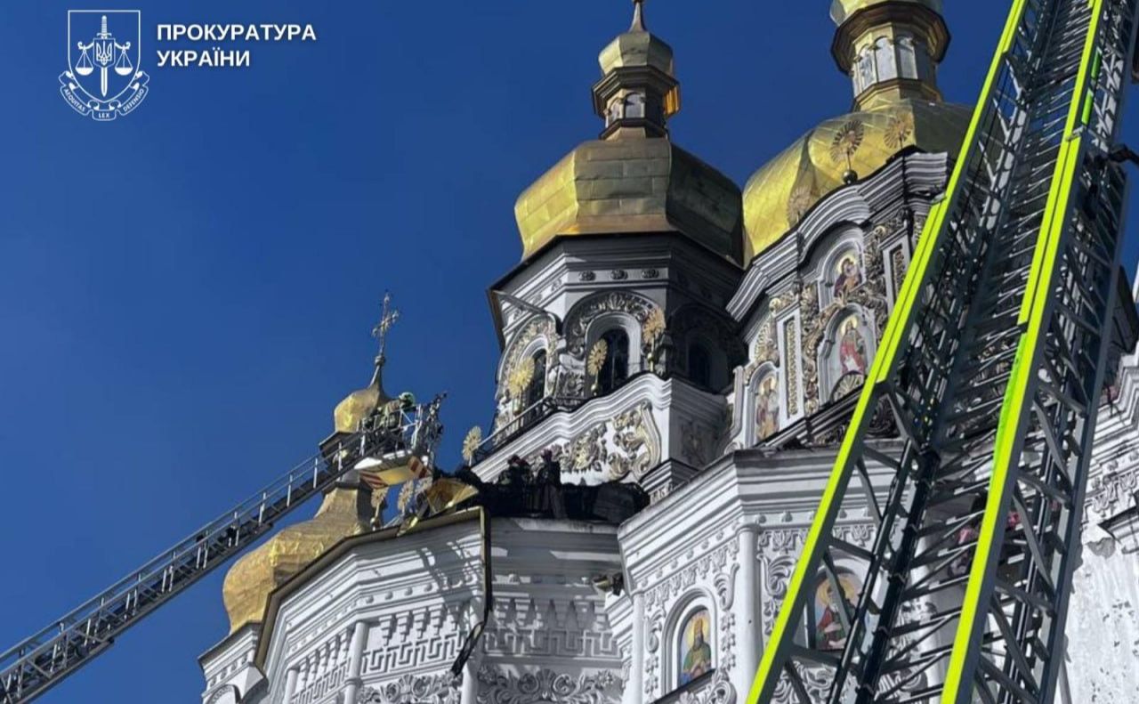 ДСНС працює над ліквідацією пожежі у лаврі. Фото: ДСНС