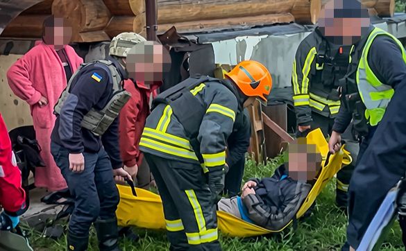 Рятувальники допомогли шпиталізувати постраждалого. Фото: ДСНС