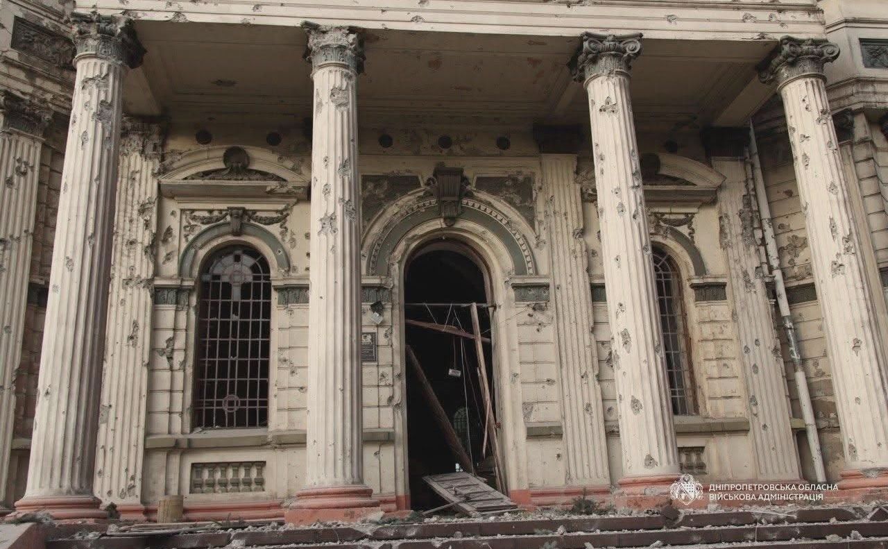Понівечений фасад Будинку органної музики в Дніпрі (колишньої Брянської церкви) — пам’ятки архітектури національного значення, яка постраждала від армії РФ. Фото: Дніпропетровська військова адміністрація