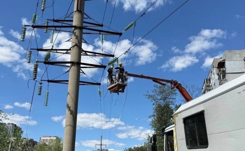 Ремонтні бригади працюють на місцях пошкоджень. Фото: ДТЕК