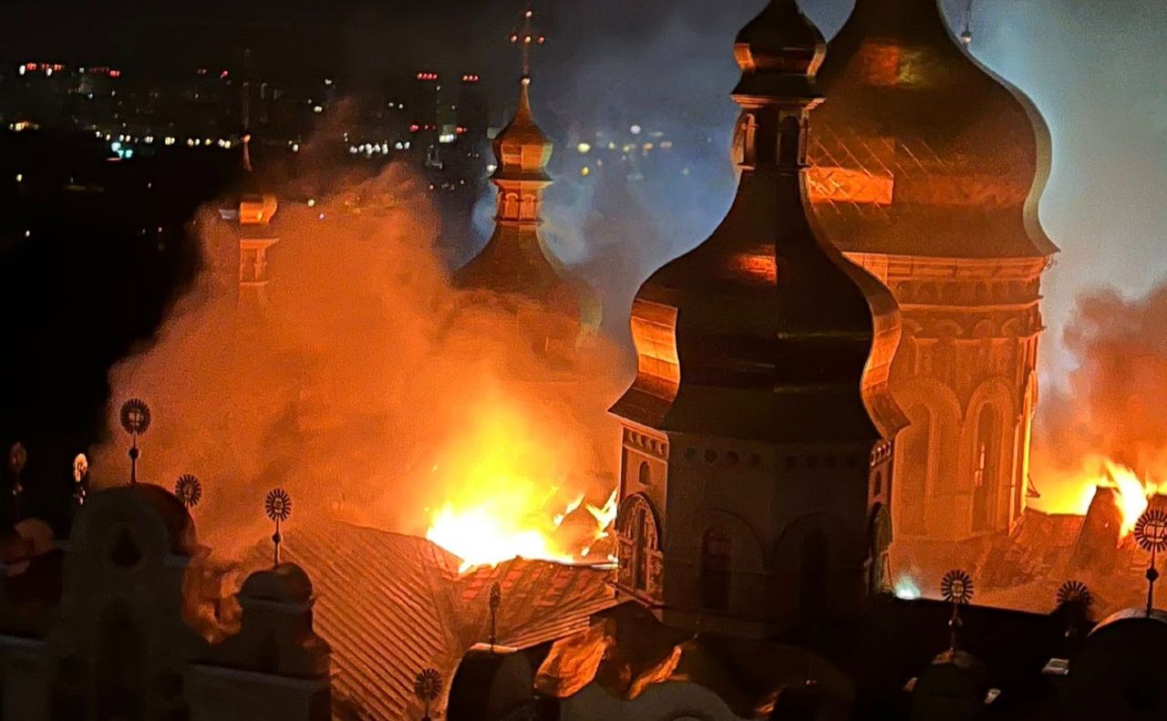 Вогонь серед храмів лаври. Фото: Єпископ Авраамій