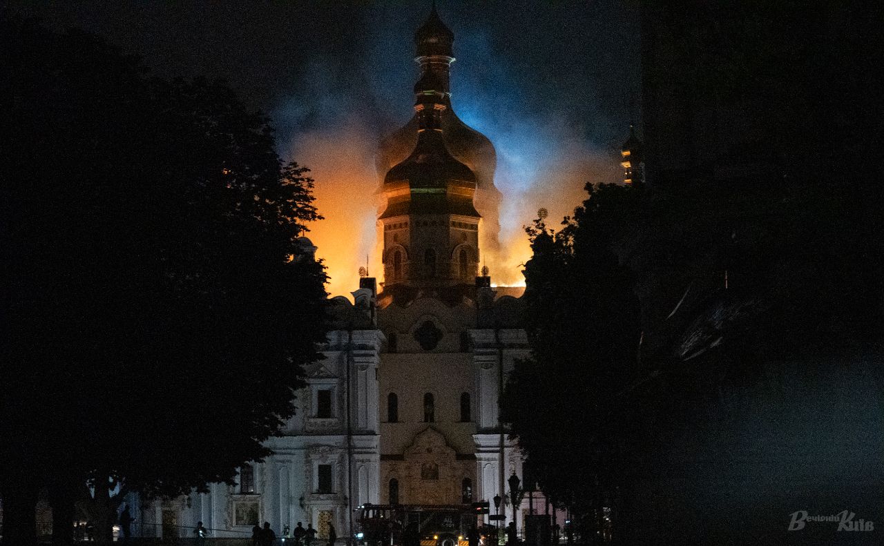 Успенський собор Києво-Печерської лаври у перші години після російського удару. Фото: Олексій Самсонов