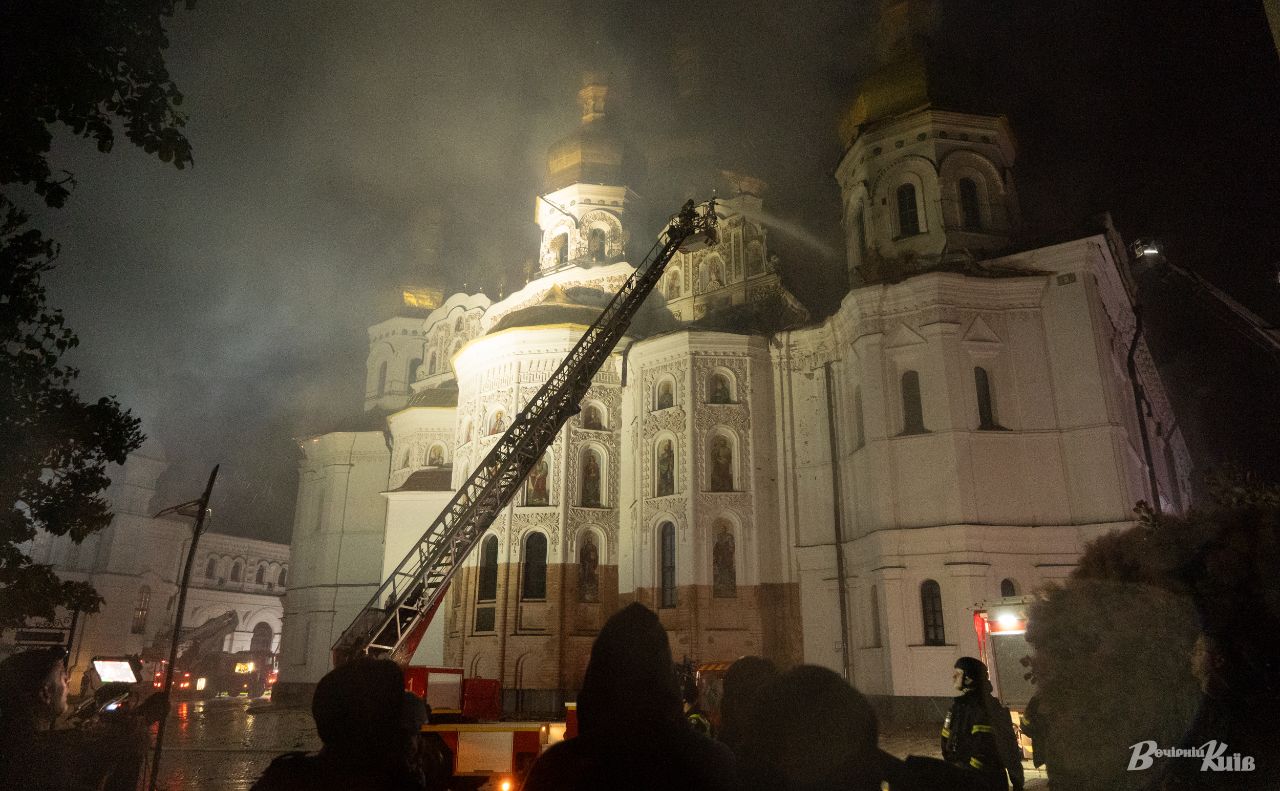 ДСНС намагається потушини вогонь всередині Успенського собору. Фото: Олексій Самсонов