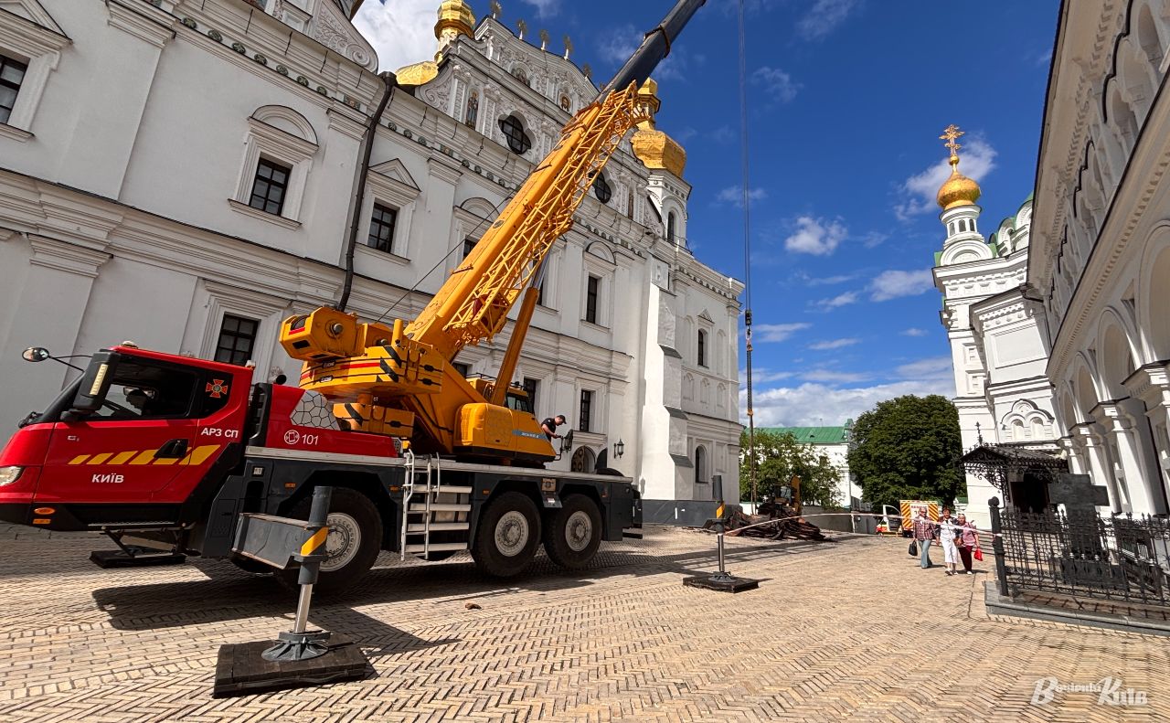 Пошкоджений Успенський собор. Фото: «Вечірній Київ»