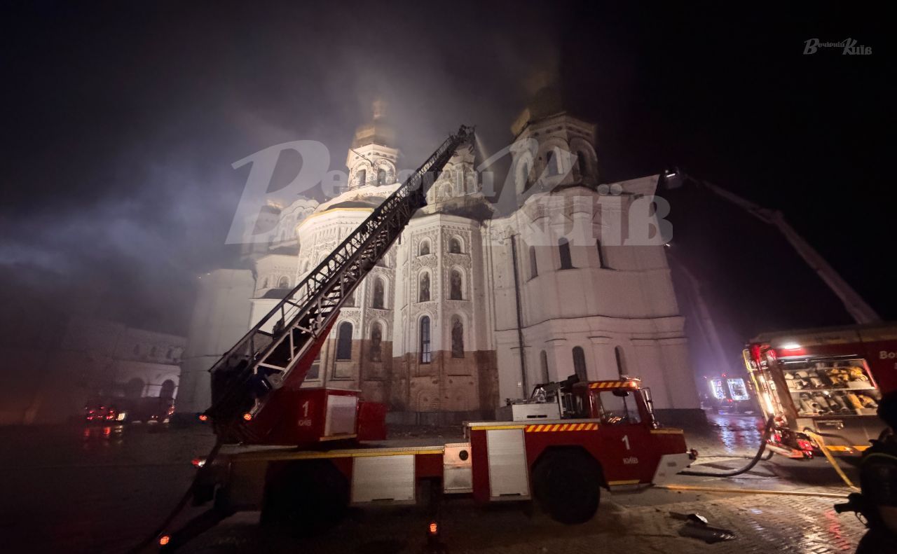 ДСНС намагається потушини вогонь всередині Успенського собору. Фото: Олексій Самсонов
