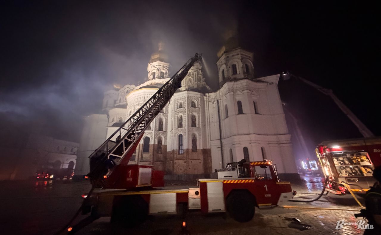 ДСНС намагається потушини вогонь всередині Успенського собору. Фото: Олексій Самсонов