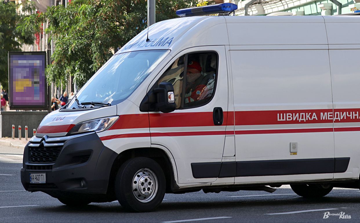 Лікарі «швидкої» надають допомогу постраждалим від атаки рф. Фото ілюстративне: Борис Корпусенко