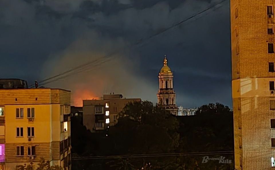 Зарево пожежі на Лаврою. Фото: Ольга Косова