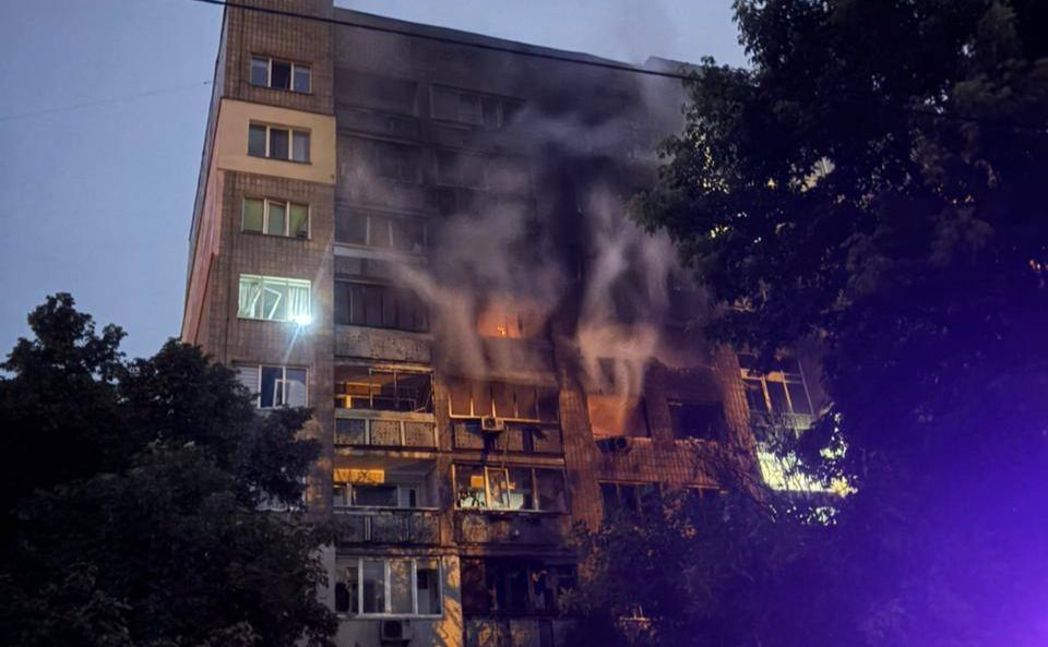У Києві рятувальники ліквідовують наслідки нічної російської атаки