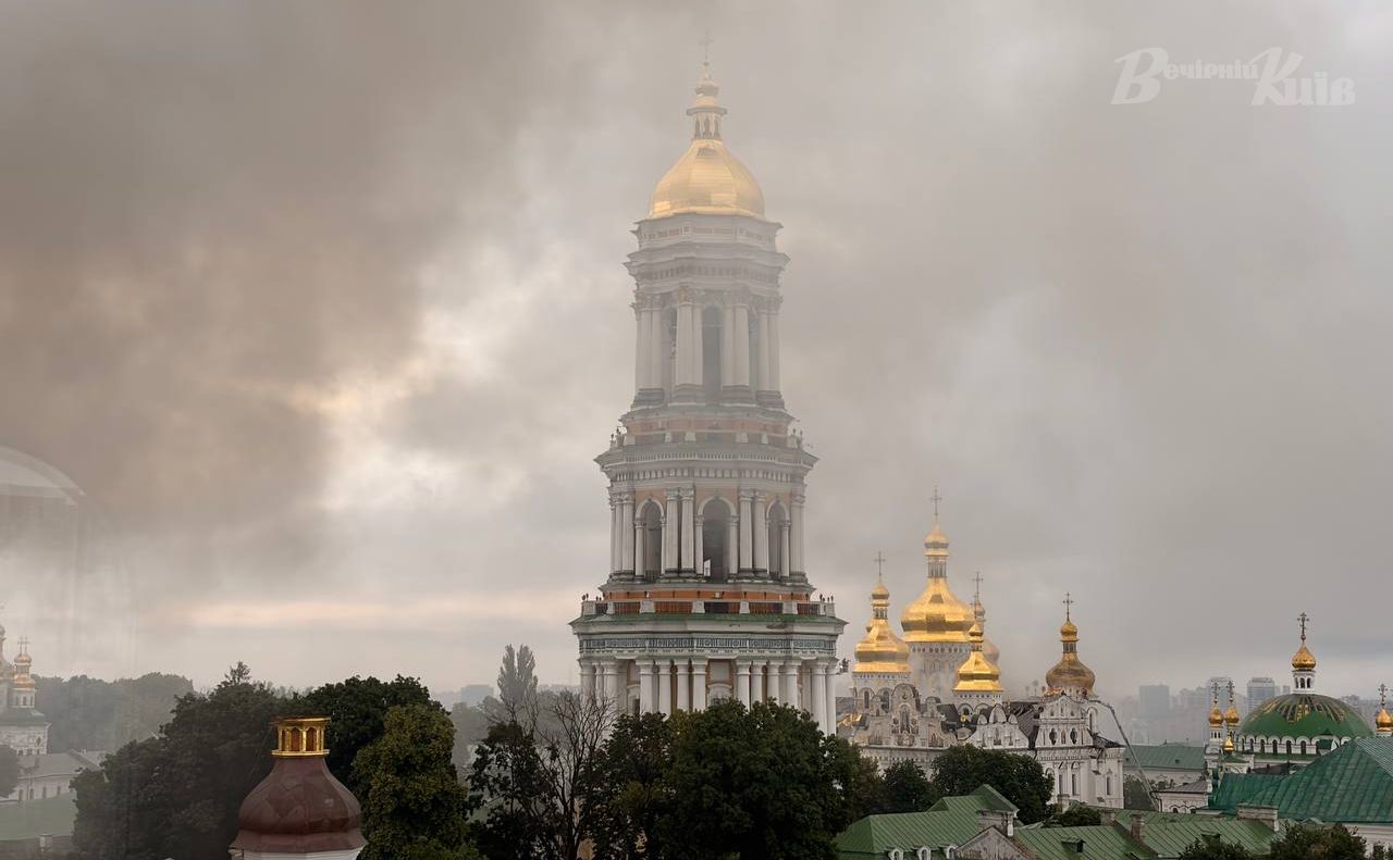 Дзвіниця Києво-Печерської лаври вранці 15 червня після атаки рф. Фото: Олексій Самсонов