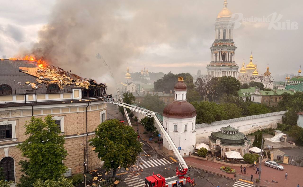 Лавра та Мистецький Арсенал у вогні. Фото: Олексій Самсонов