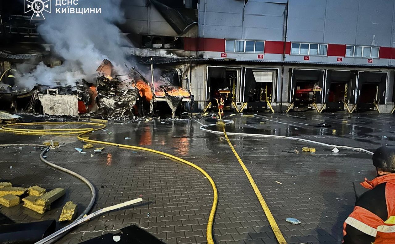 Рятувальники працюють над ліквідацією наслідків обстрілу рф. Фото: ДСНС