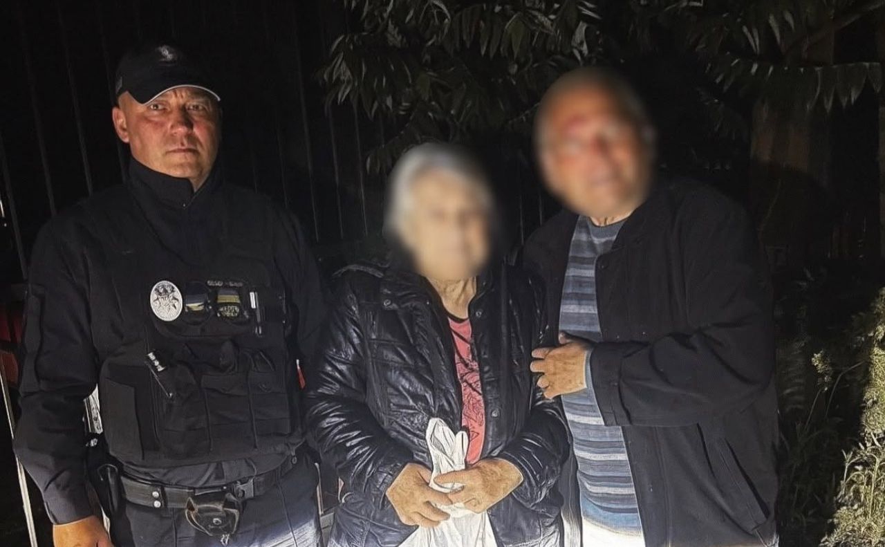 Поліцейські серед ночі знайшли жінку та відвезли додому. Фото: поліція Київщини