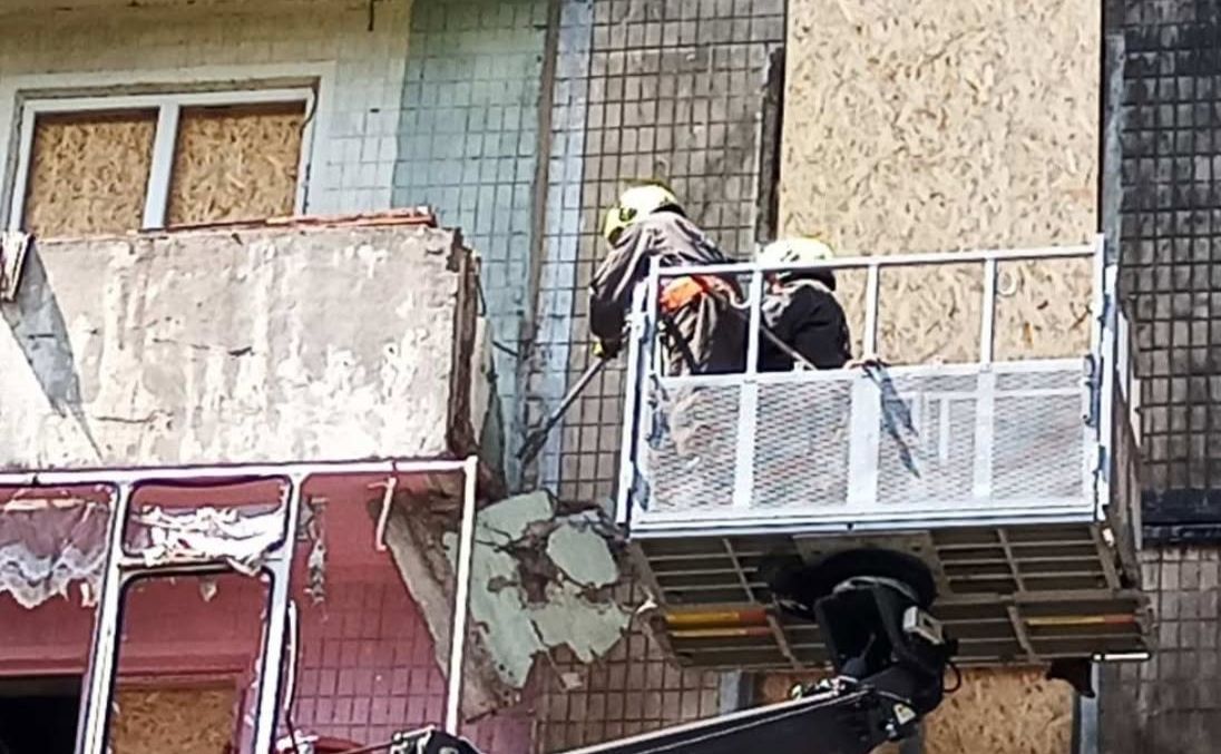 Рятувальники демонтують небезпечні елементи балконів. Фото: КАРС