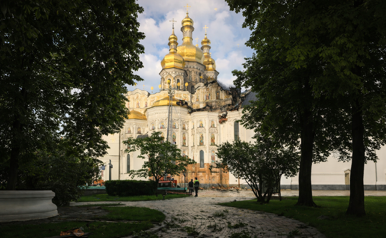 Музейне подвір’я та пошкоджений Успенський собор Києво-Печерської Лаври. Фото: Музей книги і друкарства/Facebook
