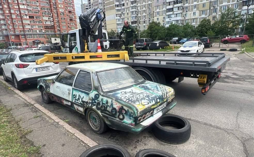 З вулиць та прибудинкових територій забрали ще 15 занедбаних машин. Фото: Дарницька РДА у Телеграм