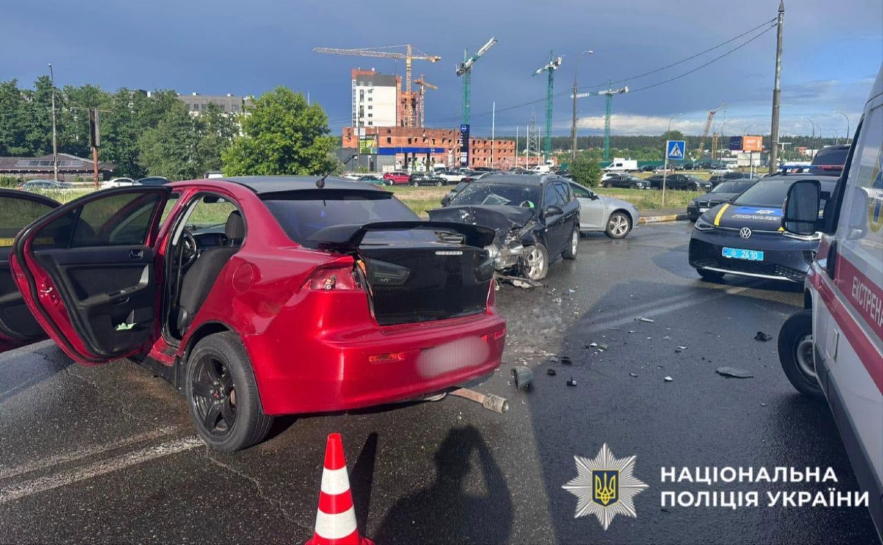 Наслідки зіткнення Mitsubishi та Kia на вулиці Університетській в Ірпені. Фото: Національна поліція Київщини