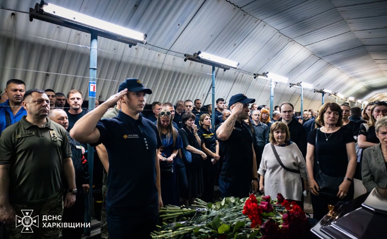 Остання шана рятувальникам від колег та вдячних земляків. Фото: ДСНС
