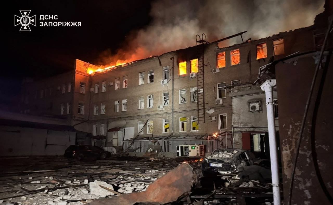 Унаслідок п’яти нічних ударів по Запоріжжю у місті спалахнули масштабні пожежі та постраждали люди. Фото: ДСНС України