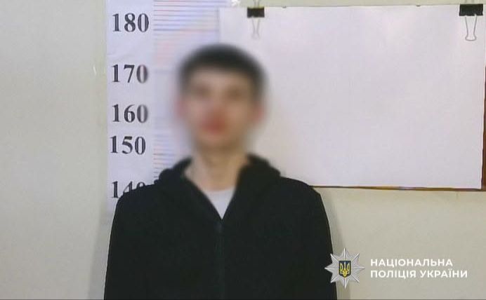 Поліцейські викрили юного наркозбувача під час передачі чергового замовлення на вулиці Миколи Лаврухіна. Фото: Національна поліція України /Facebook.