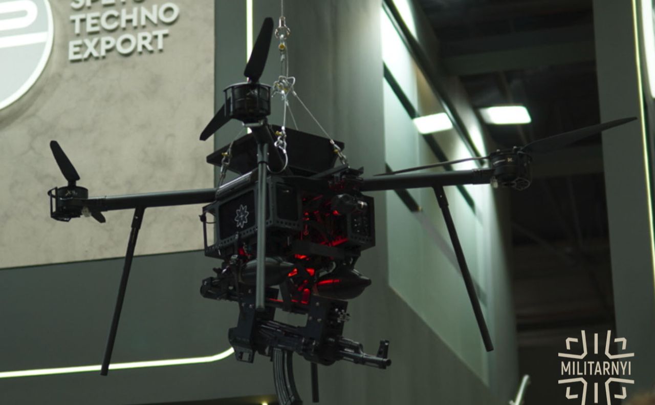 Дрон Drone Squad Fury компанії OM Defense Systems на виставці Eurosatory. Червень 2026. Фото: Мілітарний
