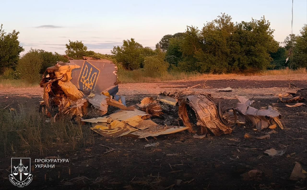 На місці падіння бомбардувальника Су-24М у Хмельницькій області тривають слідчі дії. Фото: Прокуратура України