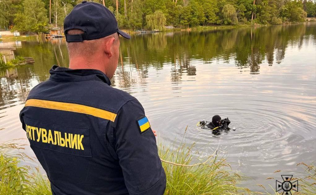 Спільними зусиллями рятувальників та киян потерпілого вдалося врятувати. Фото ілюстративне: ДСНС