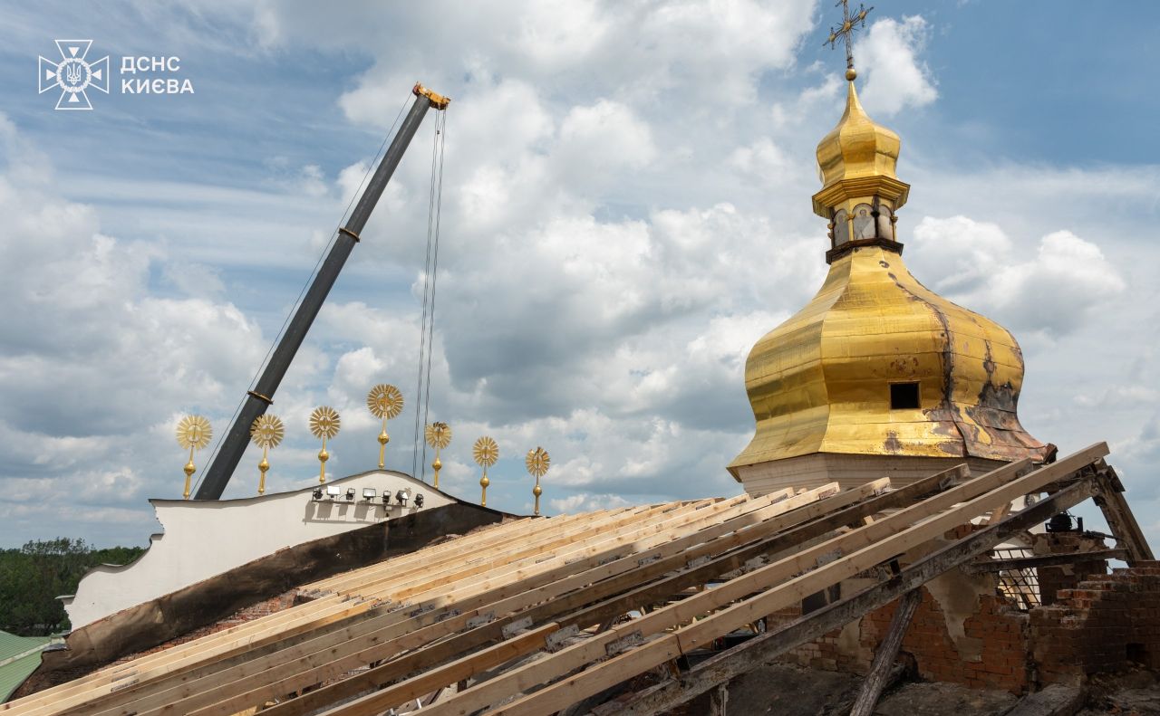 Рятувальники закривають дах пошкодженого собору. Фото: ДСНС