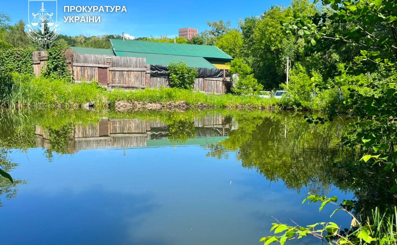 Наразі незаконний паркан біля озера демонтували. Фото: Прокуратура України