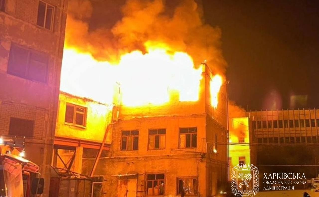 У ніч на 15 червня рятувальники гасили вогонь на одному з атакованих РФ підприємств Харкова