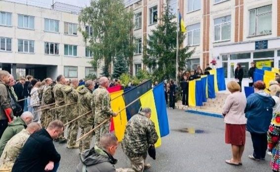 Біля школи, де навчався Євген Мурашко, 19 червня провели меморіальний захід. Фото: родина захисника