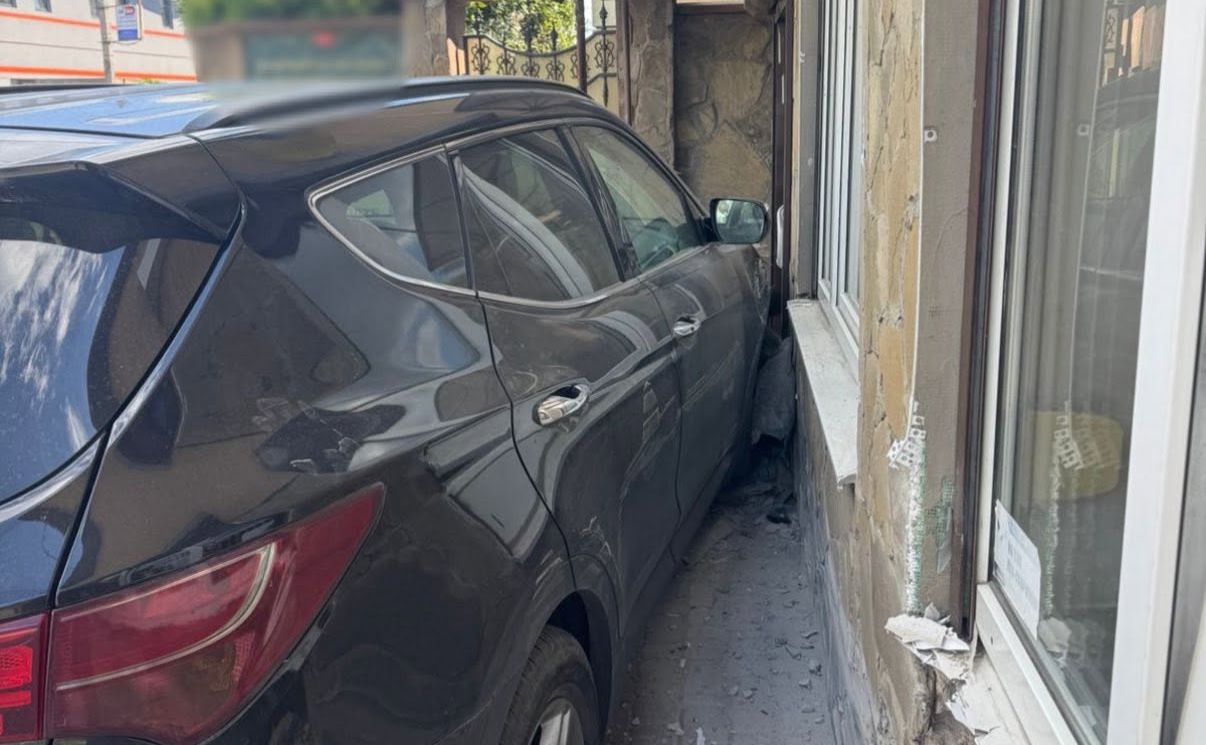 П’яний водій в’їхав у магазин. Фото: патрульна поліція Києва