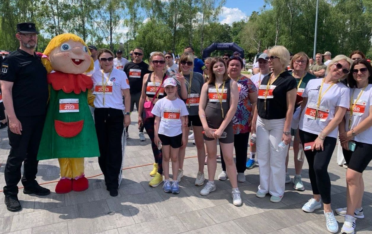 Команда Національної бібліотеки України для дітей — одна з найчисельніших учасників забігу «Чисте небо». Фото: Національна бібліотека для дітей.
