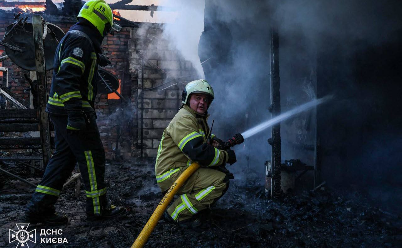 Рятувальники працюють на місці масштабної пожежі у ресторані «У лісі». Фото: ДСНС Києва/Телеграм