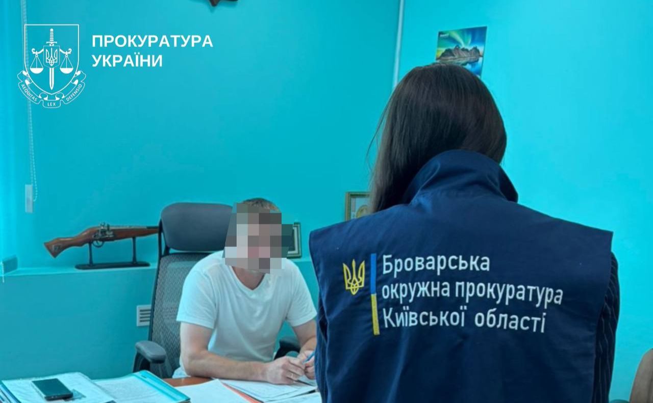 Правоохоронці під час вручення підозри. Фото: Прокуратура України