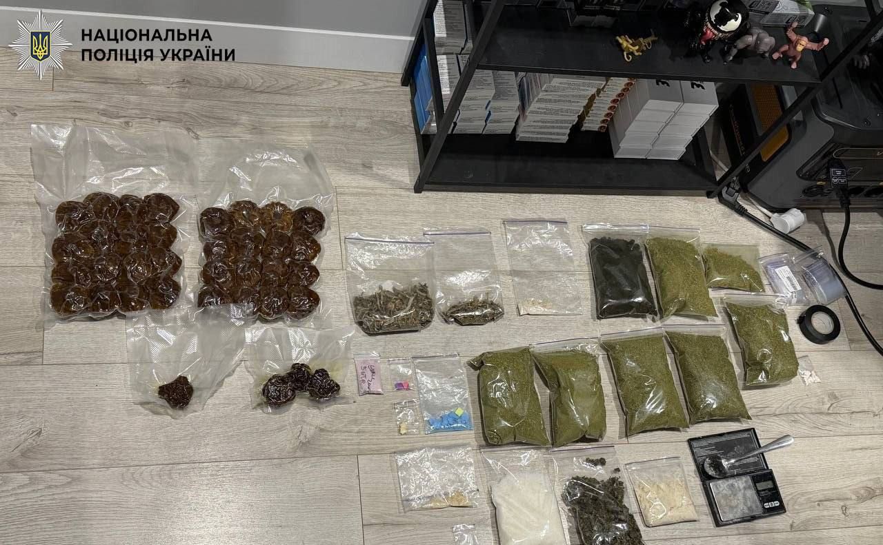 Знайдені наркотичні речовини під час обшуку. Фото: Національна поліція України