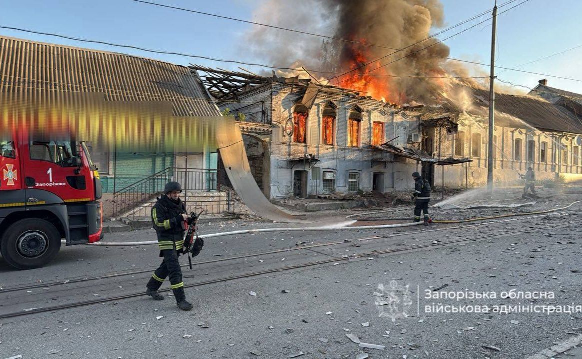 У Запоріжжі після атаки російських дронів зайнялись будинки. Фото: Запорізька ОВА