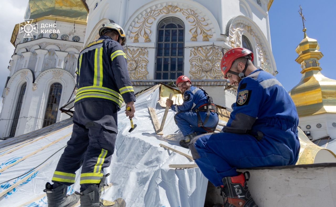 Покрівля святині була пошкоджена дроном «Герань-2». Фото: ДСНС