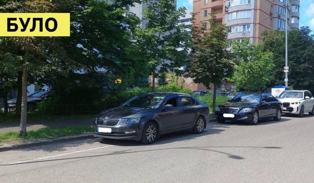 Припарковані на велодоріжці автомобілі. Фото: Департамент територіального контролю