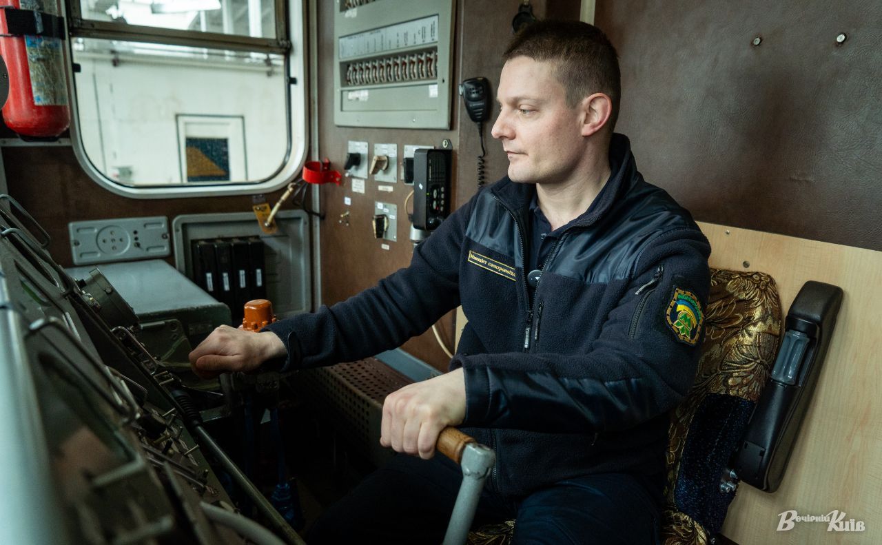 Машиніст Дмитро Рода багато розповідає про київську підземку, запршує на роботу. Фото: Олексій Самсонов