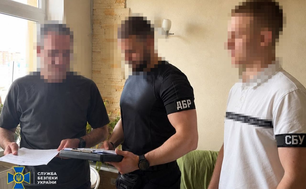 Правоохоронці під час вручення підозри. Фото: Служба безпеки України