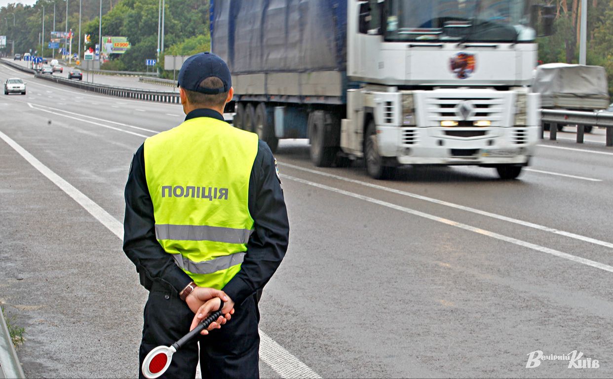 До міста у спеку не пускатимуть фури вагою понад 24 тонни. Фото ілюстративне: Борис Корпусенко