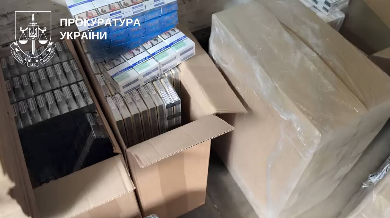 Контрафактні цигарки. Фото: Прокуратура України