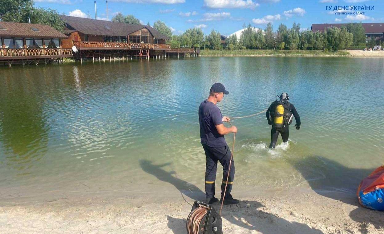 Водолази знайшли тіло хлопчика на дні озера. Фото: ДСНС Київщини