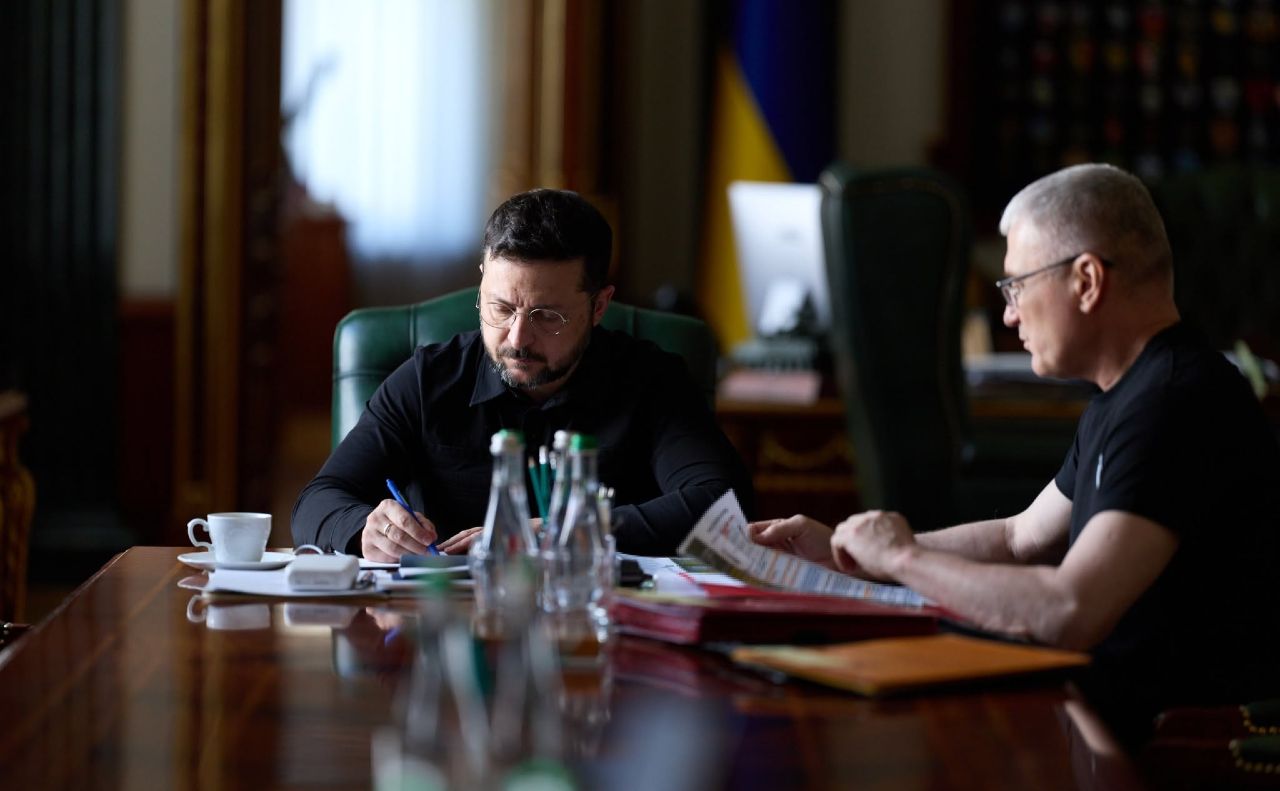 Керівник ГУР доповів Президенту про результати українських далекобійних ударів. Фото: Офіс Президента